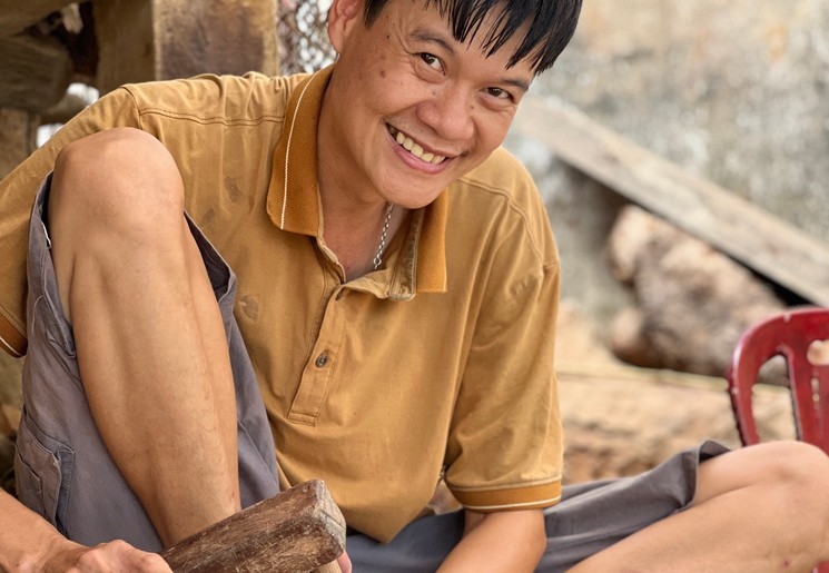 Een local is hout aan het bewerken