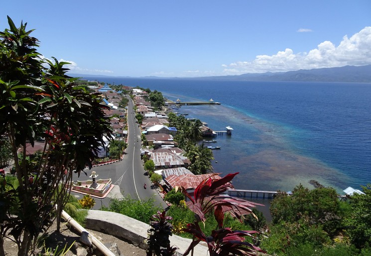 Het eiland Tidore vanaf een uitzichtpunt