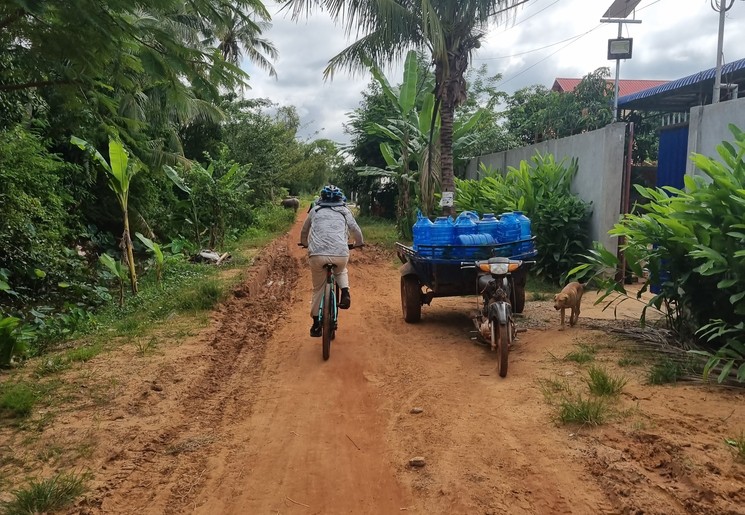 Fietsen over het platteland in Cambodja