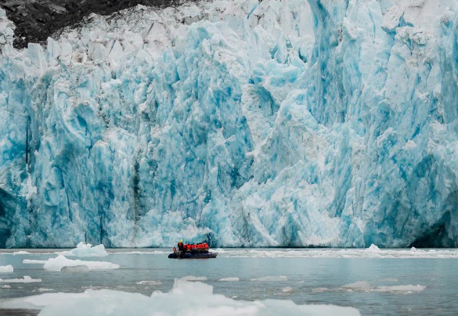 Muren van ijs bij een gletsjer tijdens cruise door Alaska