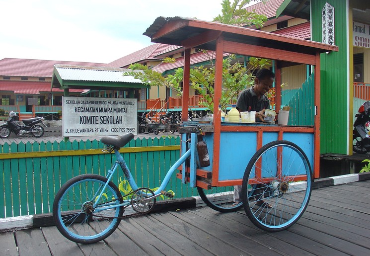 Fiets-foodtruck-in-Muara-Muntai
