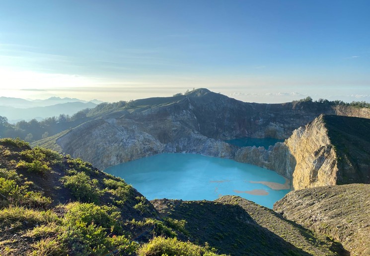 Het water van de drie kratermeren bij de Kelimutu-vulkaan veranderen voortdurend van kleur