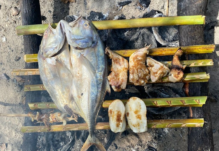 Lunch tijdens de snorkeltocht in Riung: gegrilde vis, met groenten, salades en fruit