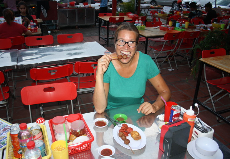 Collega Gionne tijdens een foodtour in Phnom Penh, Cambodja