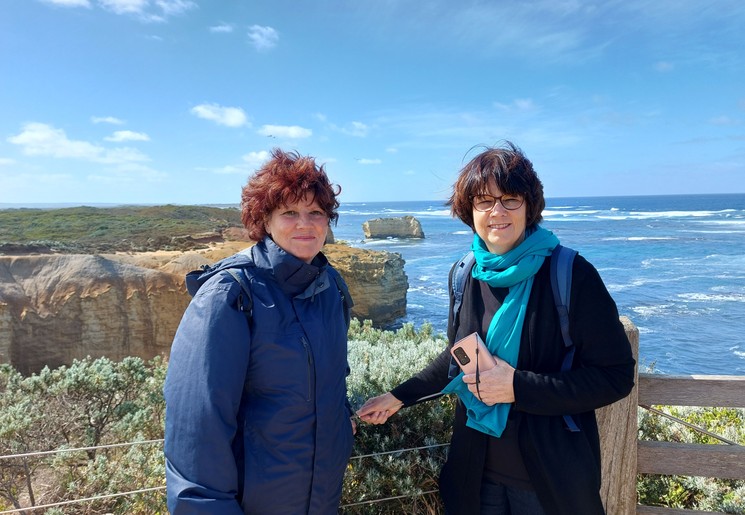 Diana en Pam bij de Great Ocean Road in Australië