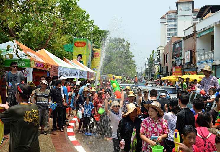 Gooien met water tijdens Songkran