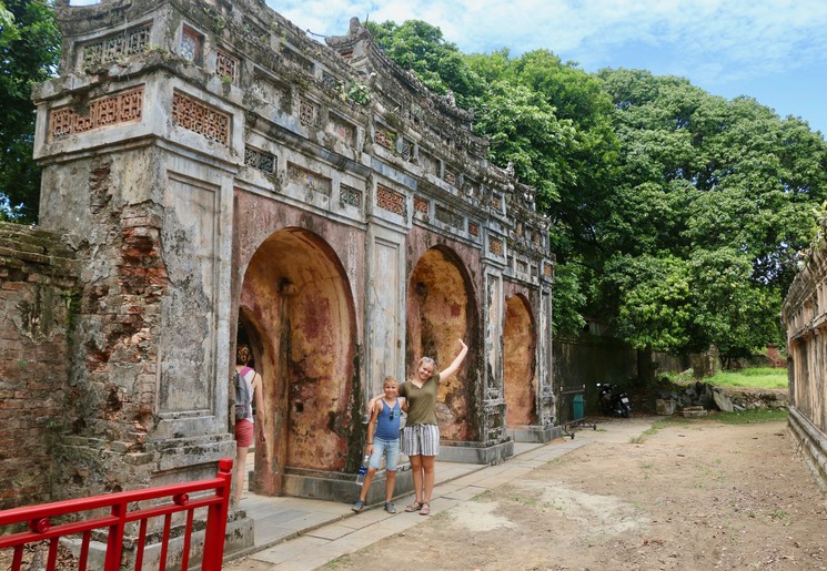 Samen met de kinderen wandelen door Hue, Vietnam