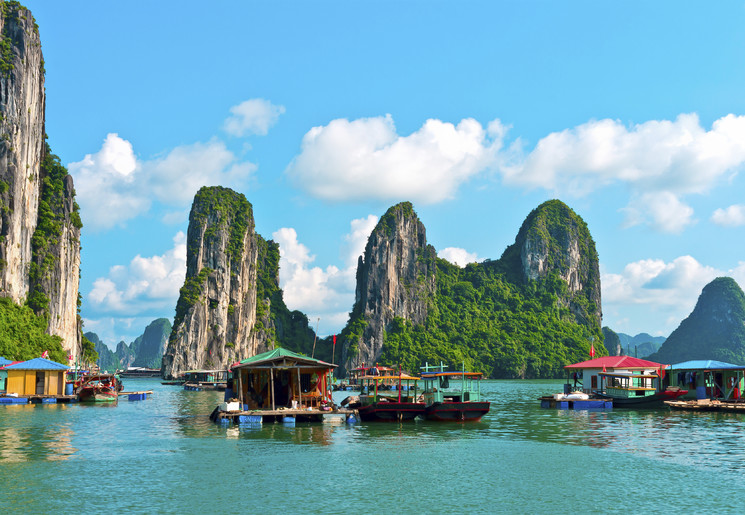 Boten en drijvende dorpen in Halong Bay