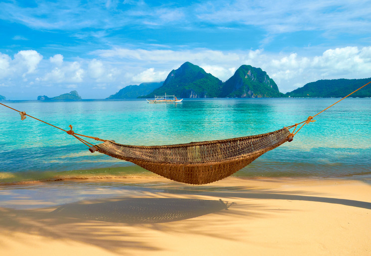 Relaxen in een hangmat op het strand van Krabi in Thailand