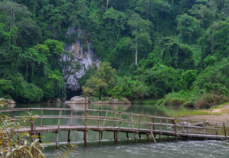 Ingangbrug van de Kong Lor grot, bij Hinboun, Laos