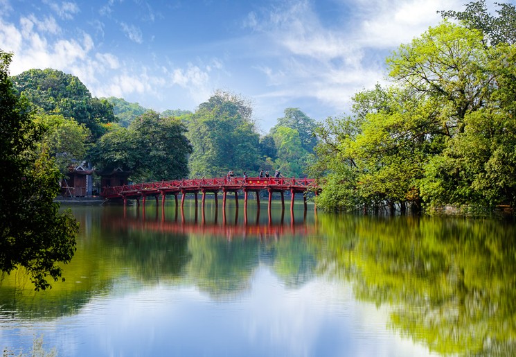 Uitzicht op de brug aan het Hoan Kiem meer in Hanoi