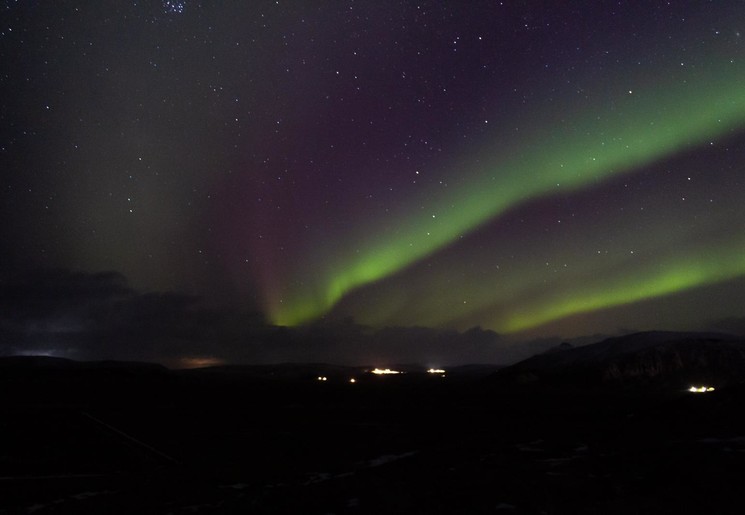 Groen Noorderlicht in de nacht in IJsland