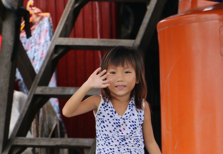 Kindje op een boot in Cambodja
