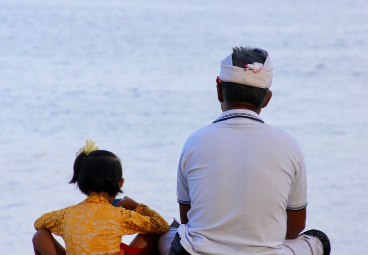 Vader en kind samen op het strand van Sanur, Bali