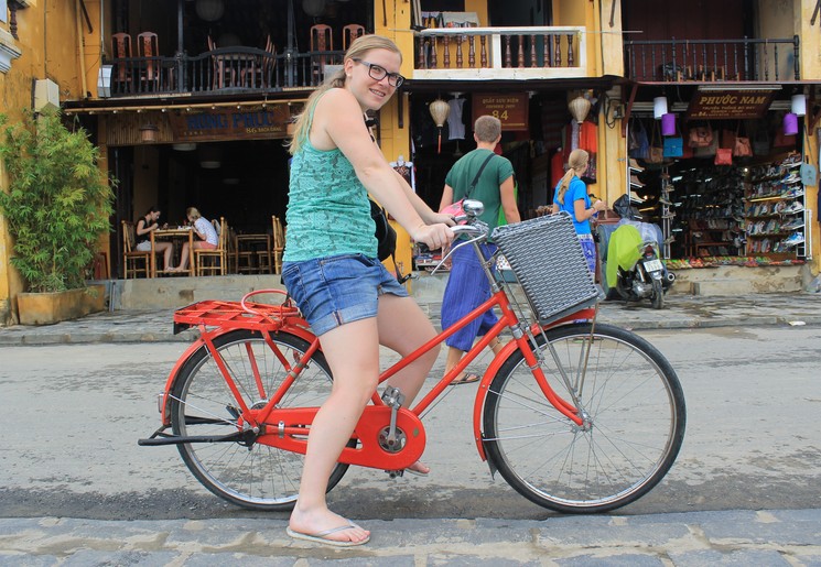 Collega Nicole op de fiets door Hoi An.