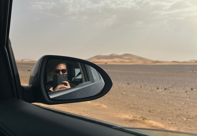 Onderweg in de auto tussen Merzouga en Midelt in Marokko