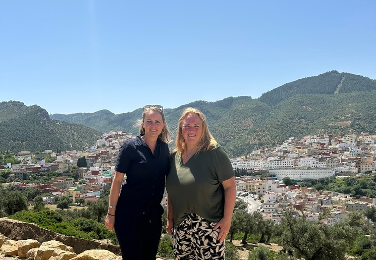 Collega's Christel en Chantal op weg naar Moulay Idriss