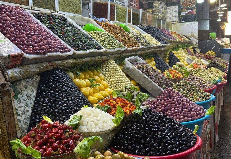 Er zijn veel kleurrijke groente- en fruitstalletjes in Meknes.