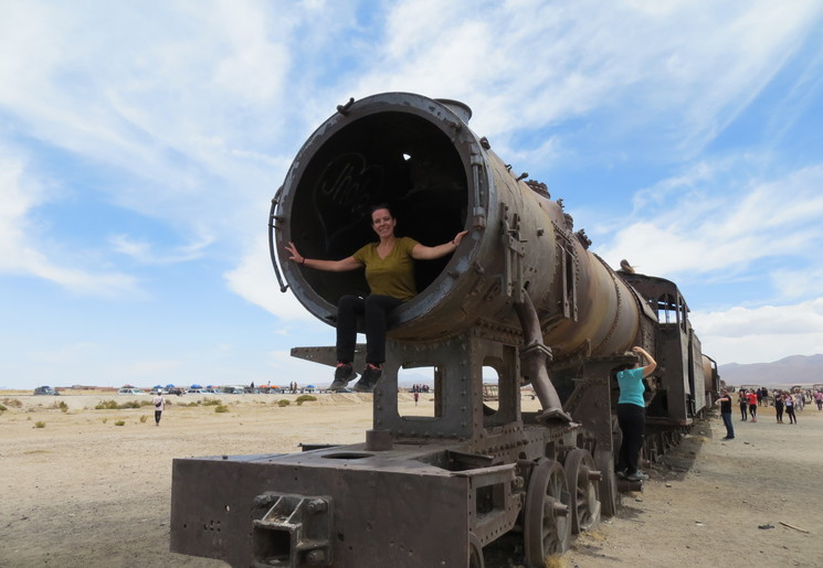 Eva bij het treinkerkhof bij Uyuni