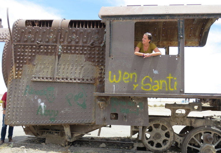 Eva bij het treinkerkhof bij Uyuni