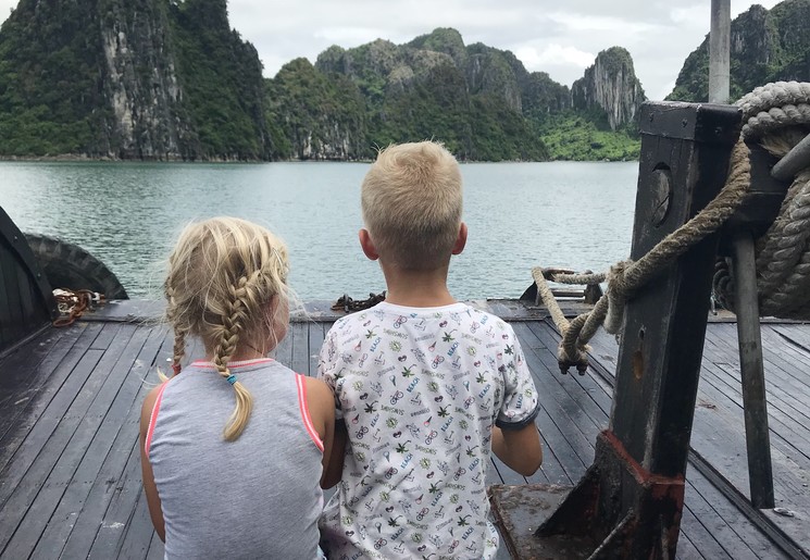 Kinderen hebben veel plezier in Halong Bay