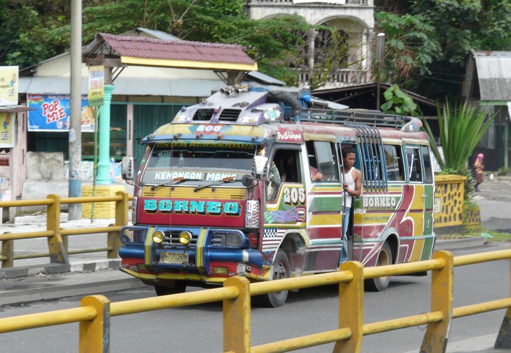 Vrolijk gekleurde bus in Medan, Sumatra, Indonesië