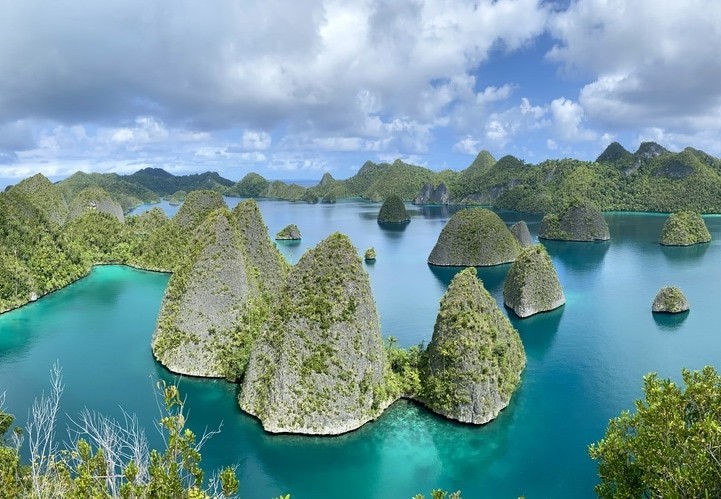 Uitzicht op de eilandjes van Raja Ampat