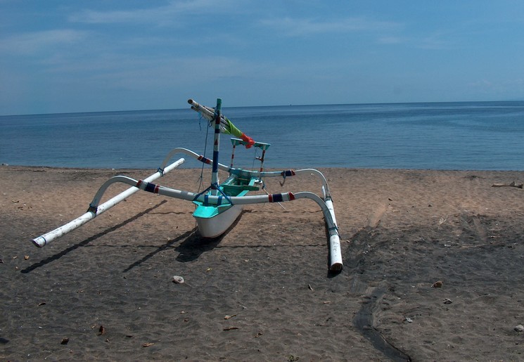 Vissersboot op het strand van Amed, Bali