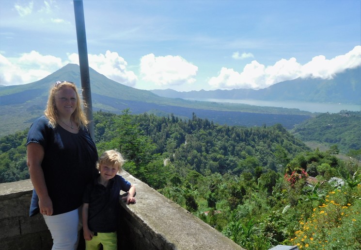 Samen genieten van het uitzicht bij Batur meer op Bali