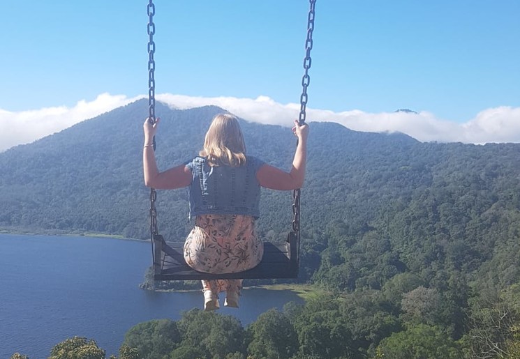 Medewerkster Manon op een schommel in de omgeving van Munduk