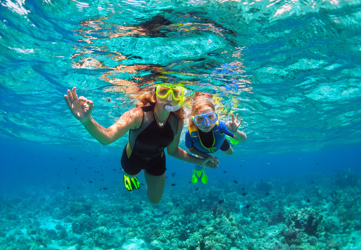 Moeder en dochter aan het snorkelen in Bali