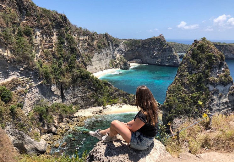 Zee en bergen op Nusa Lembongan