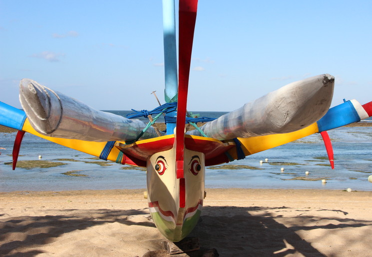 Kleurrijke boten op het strand van Sanur op Bali