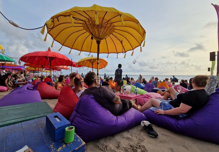 Op het strand in Seminyak, Bali