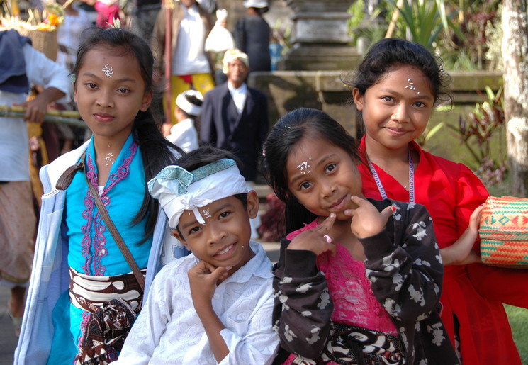 Een groepje kinderen wilde op de foto bij de Basakih-tempel nabij Sidemen