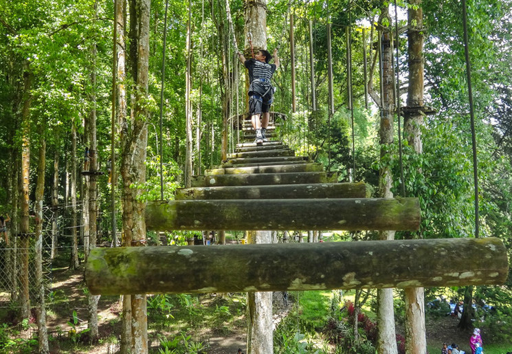 Jongen op een hangtrap in het Bali Treetop Adventure Park