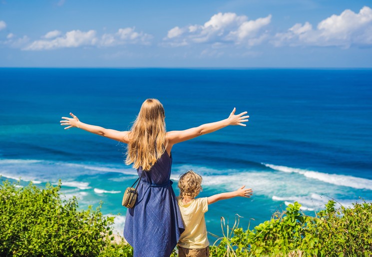 Kinderen uitkijkend over zee op Bali, Indonesië Kinderen uitkijkend over zee op Bali, Indonesië