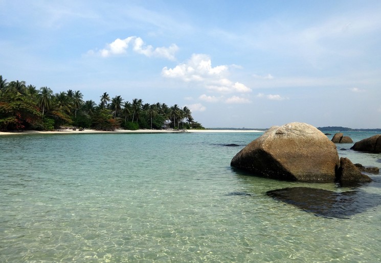 Rots voor de kust van Belitung