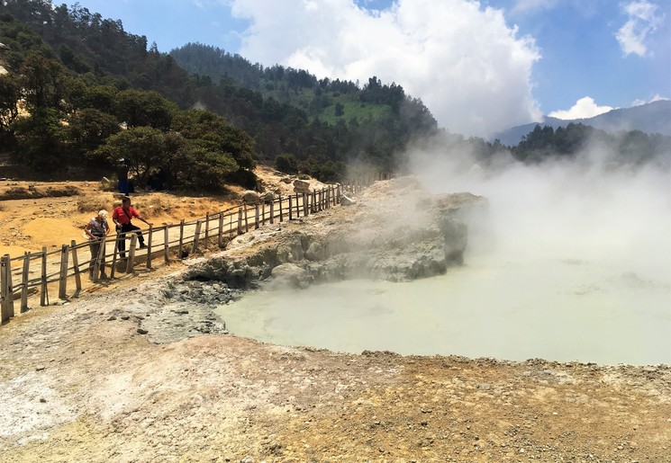 Indonesie-Dieng-Plateau-Sikidang-krater-kijken