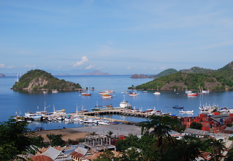 Uitzicht over de haven van Labuanbajo op Flores