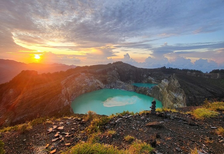 Prachtige zonsondergang op Flores, Kelimutu vulkaan