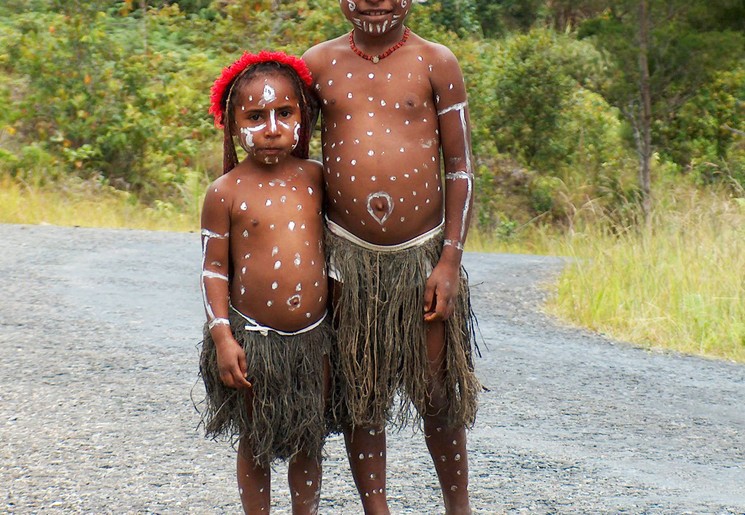 Papoea kindjes in Irian Jaya