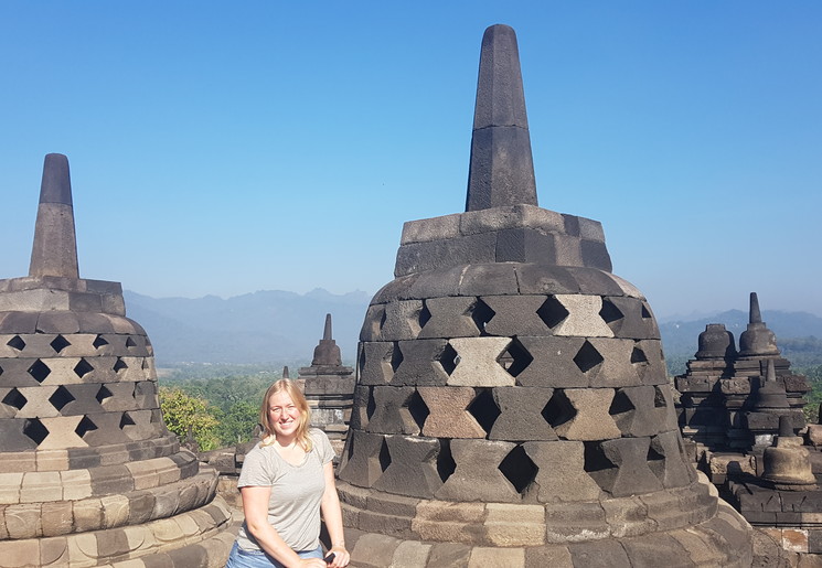 Van Verre medewerkster Manon bij de Borobudur