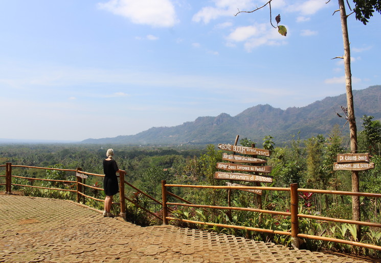 Van Verre medewerkster Lisanne geniet van het uitzicht even nabij de Borobudur