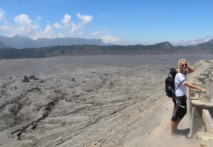 Van Verre medewerkster Lisanne rust even uit onderweg naar de krater, Java