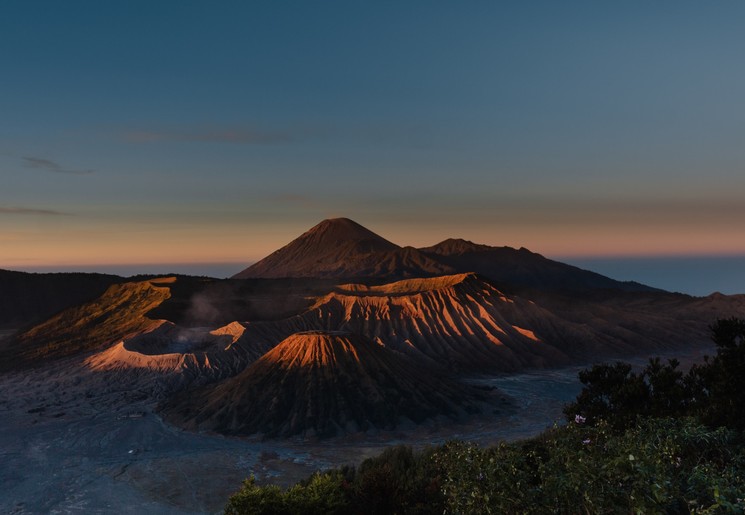 Langzaam wordt de Bromo-vulkaan verlicht tijdens de zonsopkomst, Java