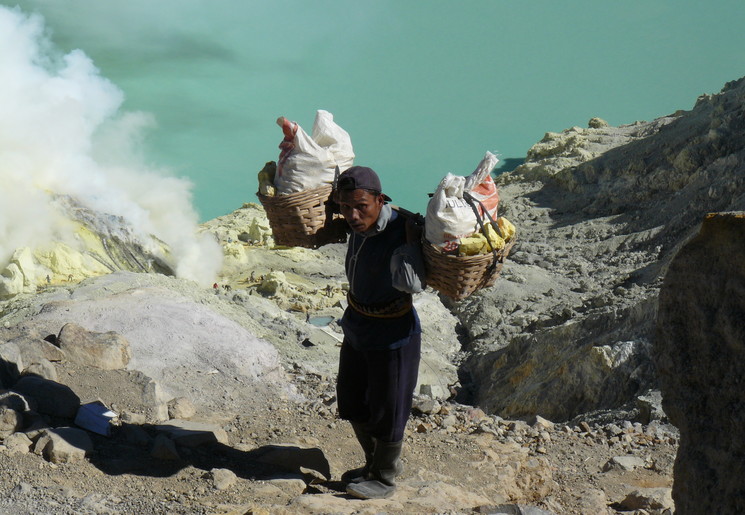 Indonesie-Java-Ijen-vuurdrager