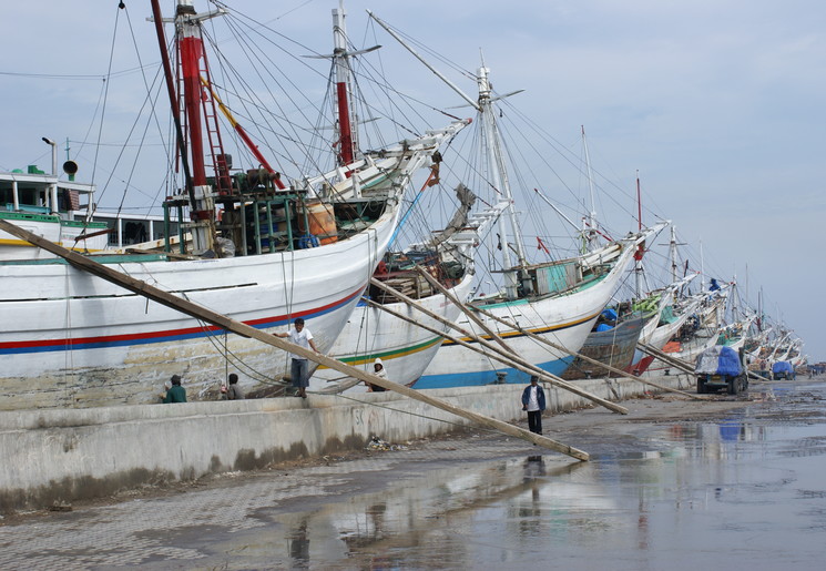 Grote houten Buginese schoeners in de haven van Jakarta