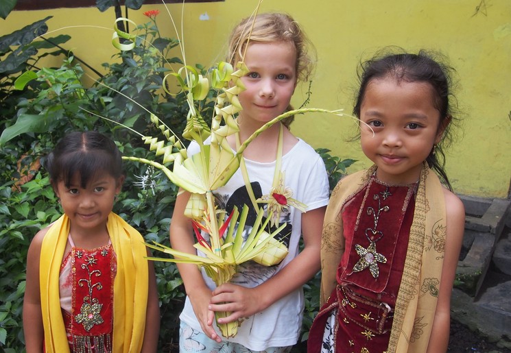 Indonesie-Kinderen-meisjesmetbloem_2