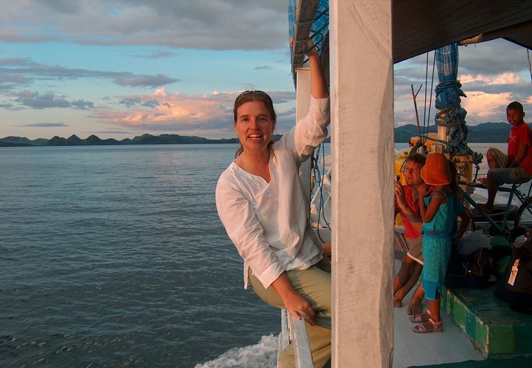 Collega Irene op de boot door Komodo National Park